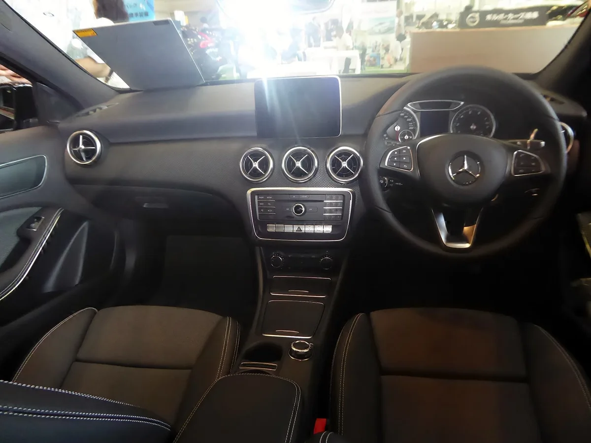 Mercedes-Benz A 180 W176 iç mekân ve gösterge paneli, sağ direksiyon