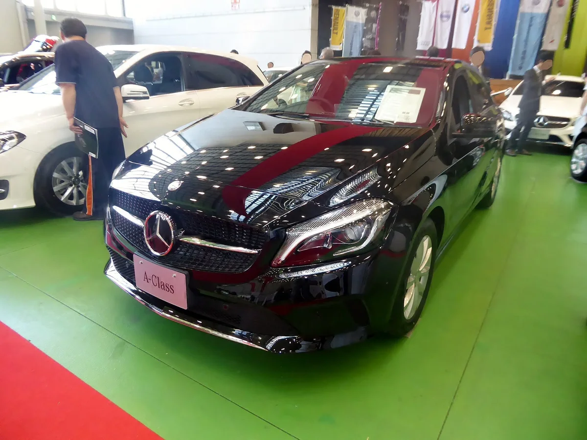 Siyah Mercedes-Benz A 180 W176 önden görünüm