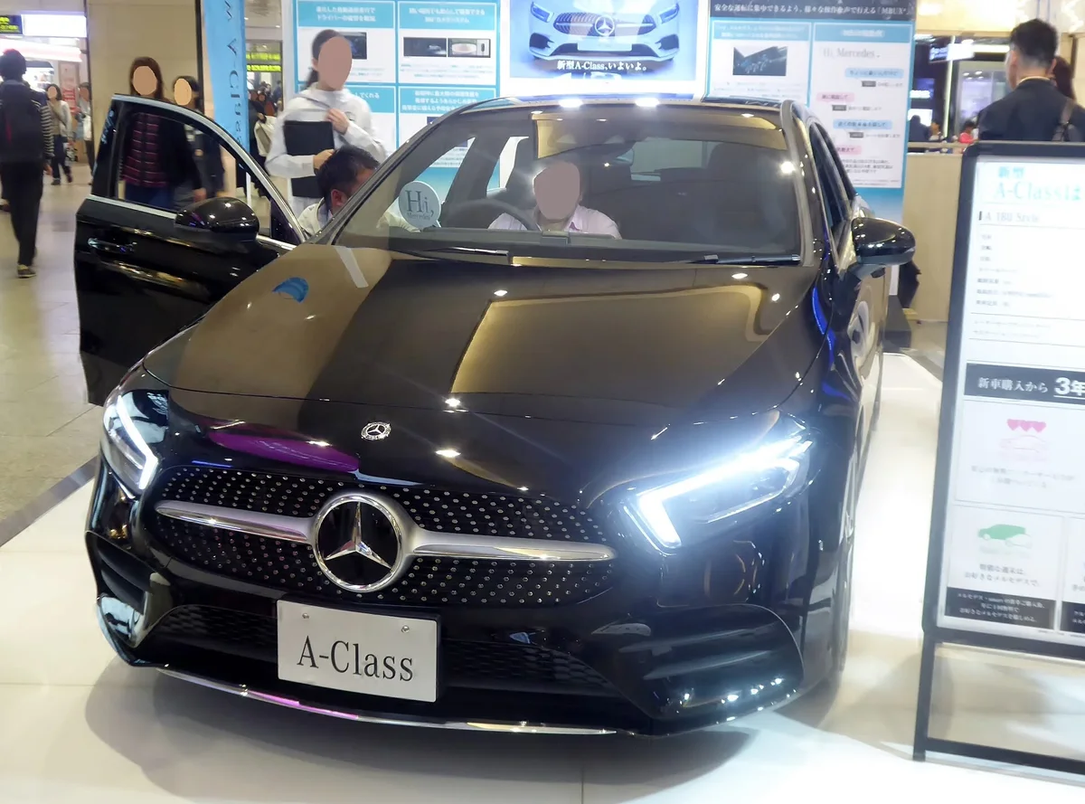 Siyah Mercedes-Benz A 180 W177 önden görünüm