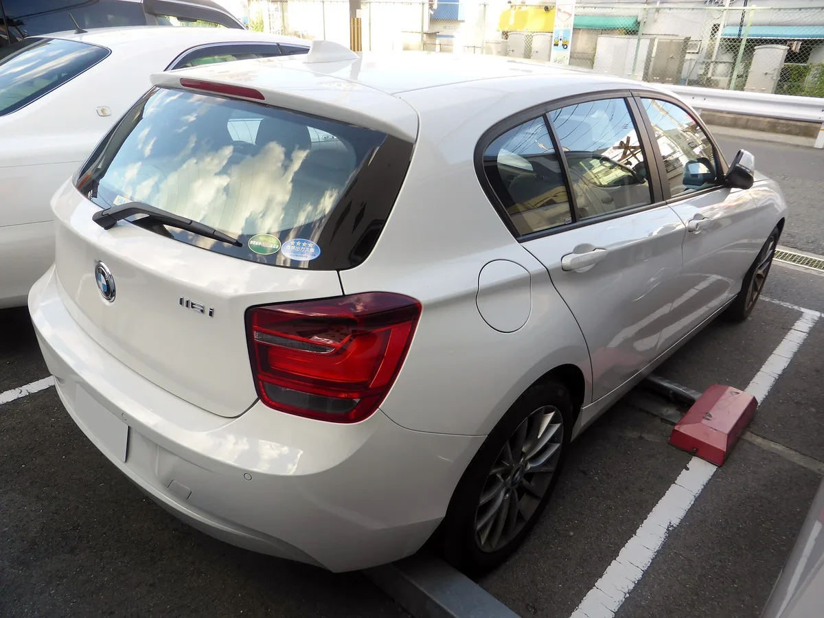 Beyaz BMW 116i F20 arkadan görünüm
