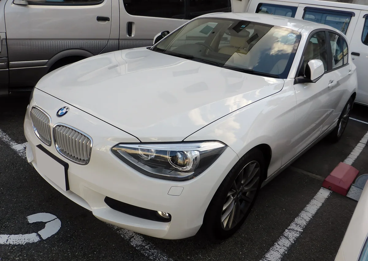 Beyaz BMW 116i F20 önden görünüm