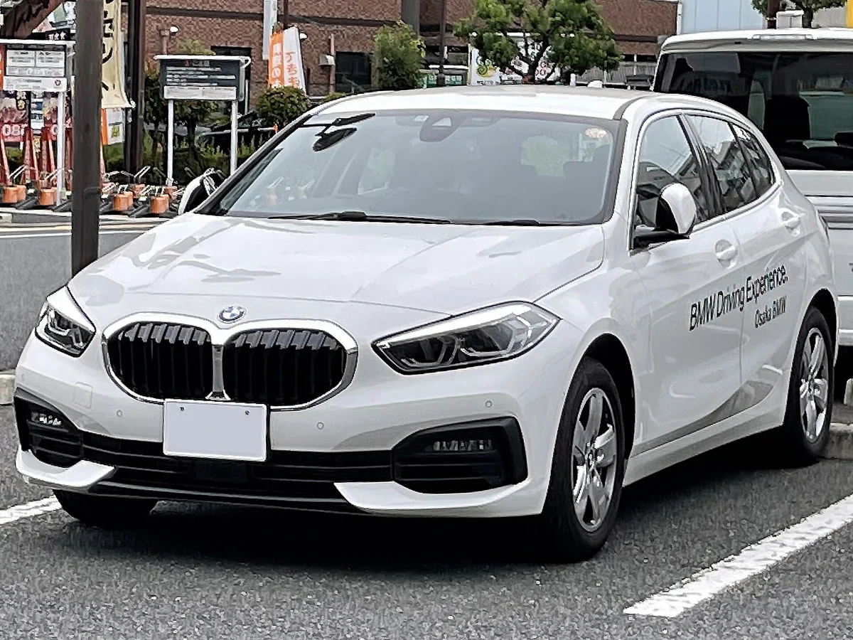 Beyaz BMW 118i F40 önden görünüm