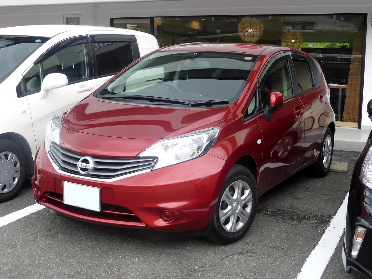 Nissan Note E12 önden görünüm