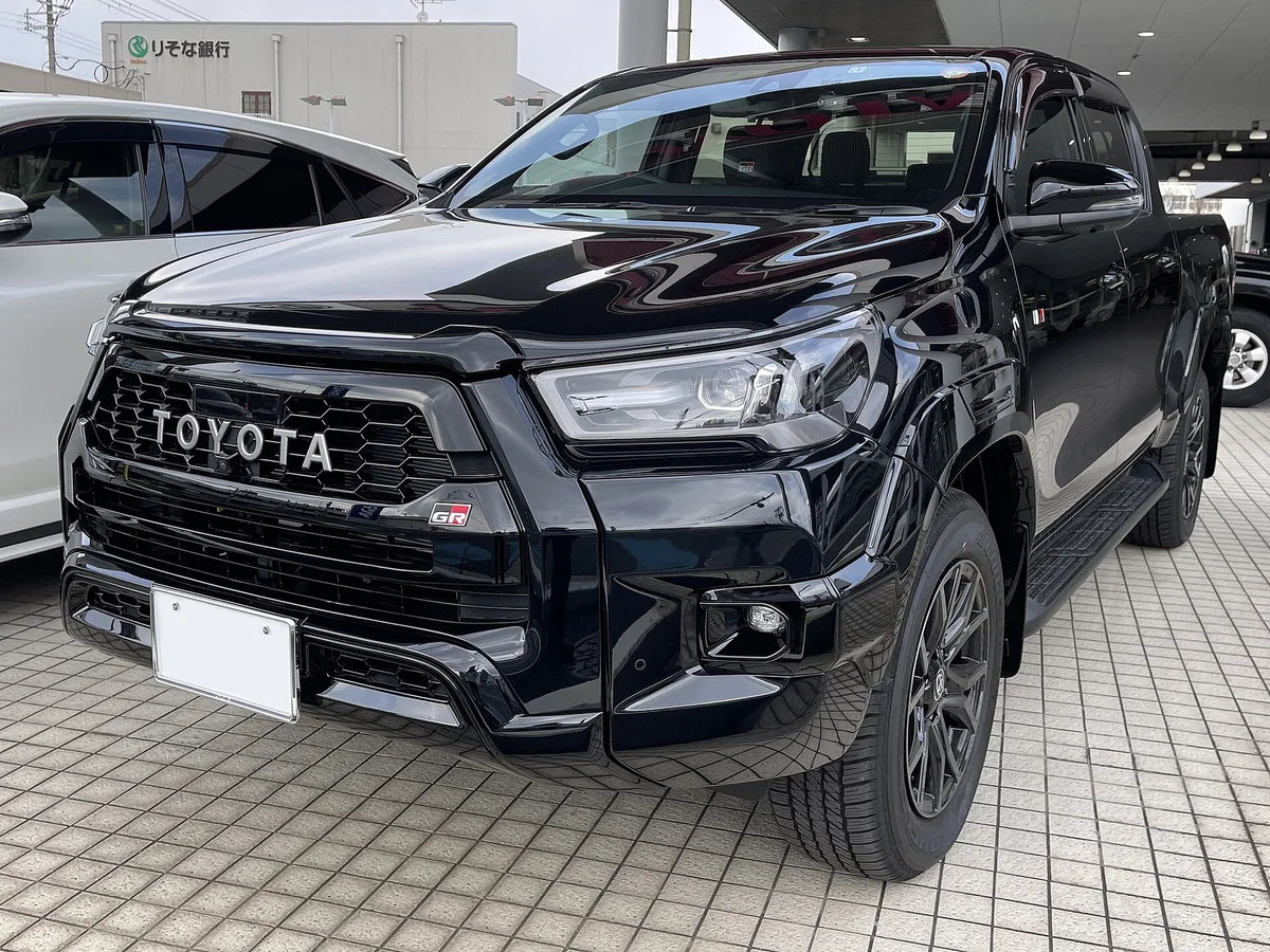 Toyota Hilux 8. nesil makyajlı kasa önden görünüm
