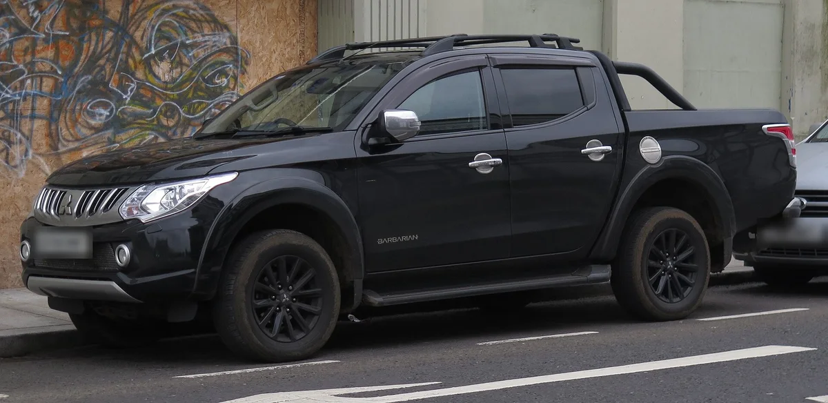 Siyah Mitsubishi L200 5. nesil önden görünüm