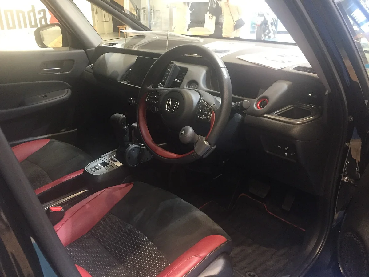 Honda Fit e:HEV iç mekânı, sağ direksiyon