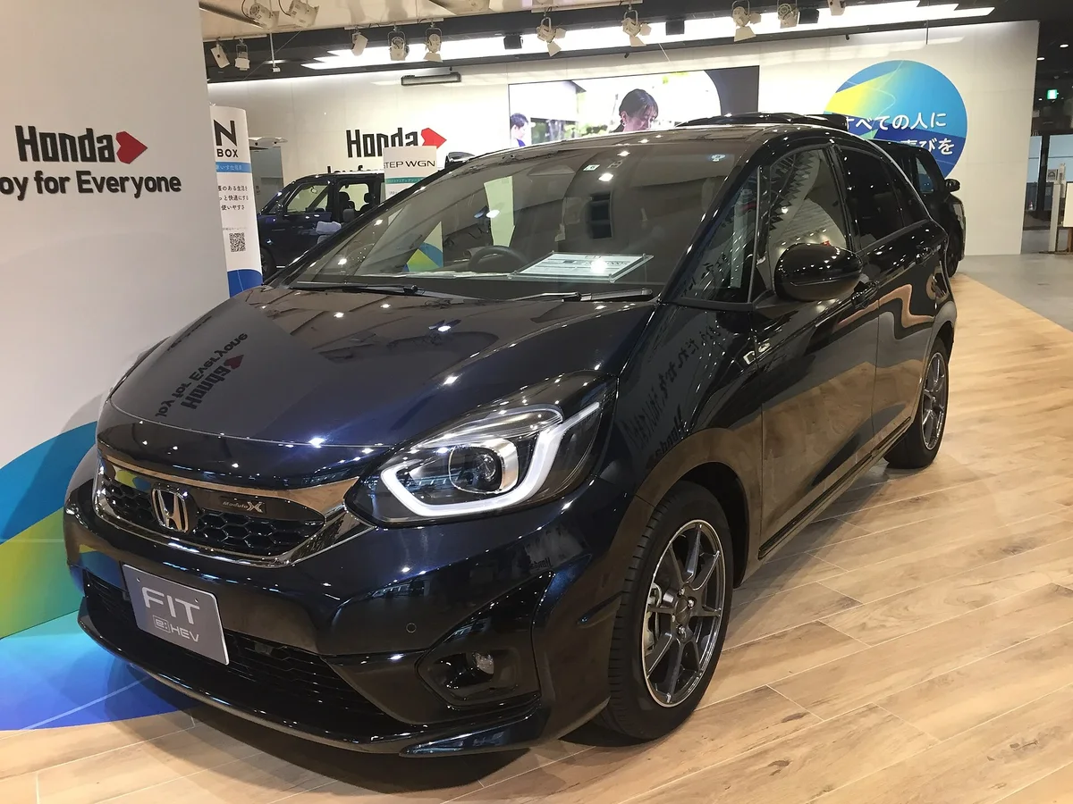 Lacivert 4. nesil Honda Fit e:HEV (GR) önden görünüm