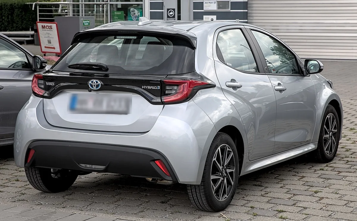 Gümüş renk 4. nesil Toyota Yaris Hibrit (XP210) arkadan görünüm