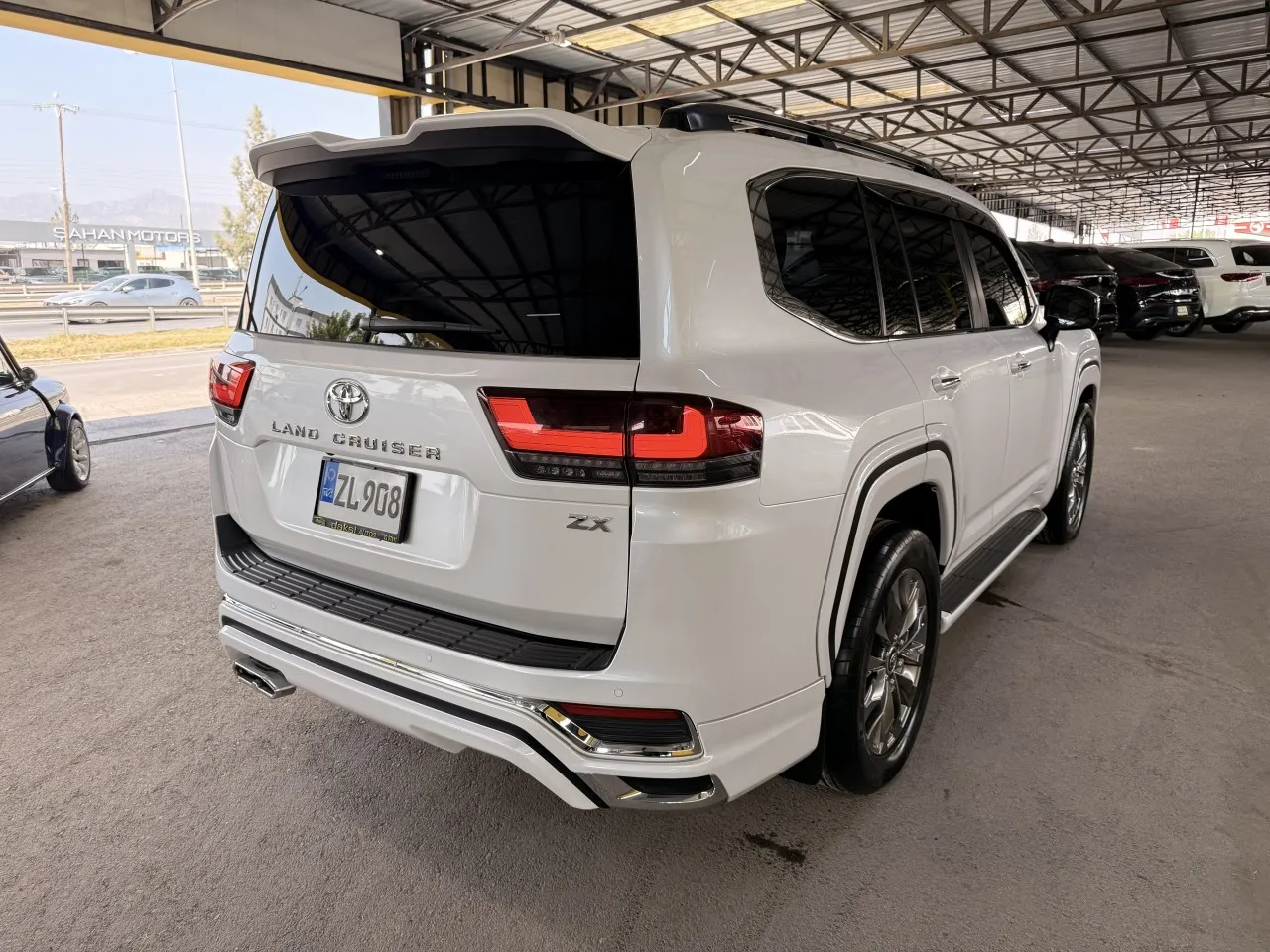 2023 Model Otomatik Toyota Land Cruiser 4. Görseli