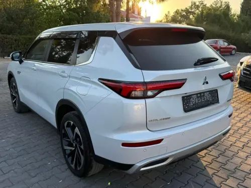 2023 Mitsubishi Outlander Hybrid - Önizleme 3