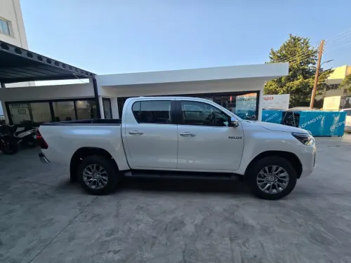 2025 Toyota Hilux - Önizleme 4