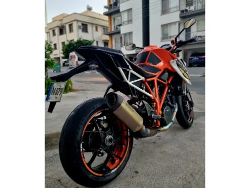 2015 KTM 1290 Super Duke R - Önizleme 4