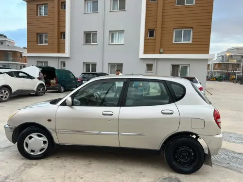 2001 Toyota Duet - Önizleme 3