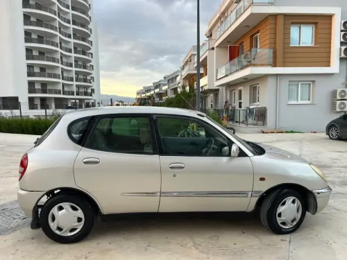 2001 Toyota Duet - Önizleme 4