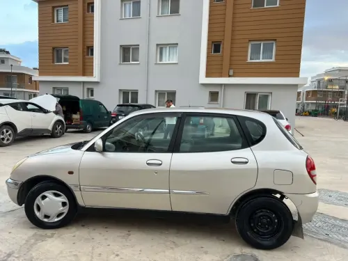 2001 Toyota Duet - Önizleme 3